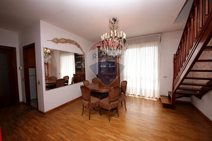 Appartamento con 5 locali in vendita in Via Varese, Busto Arsizio