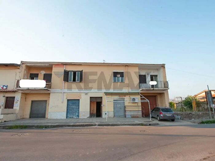Casa con 12 locali in vendita in Carinola