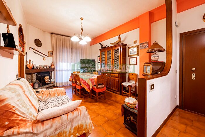 Appartamento trilocale in vendita in Via del Tigli, Rodano