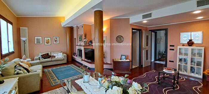 Casa con 13 locali in vendita in Montelabbate