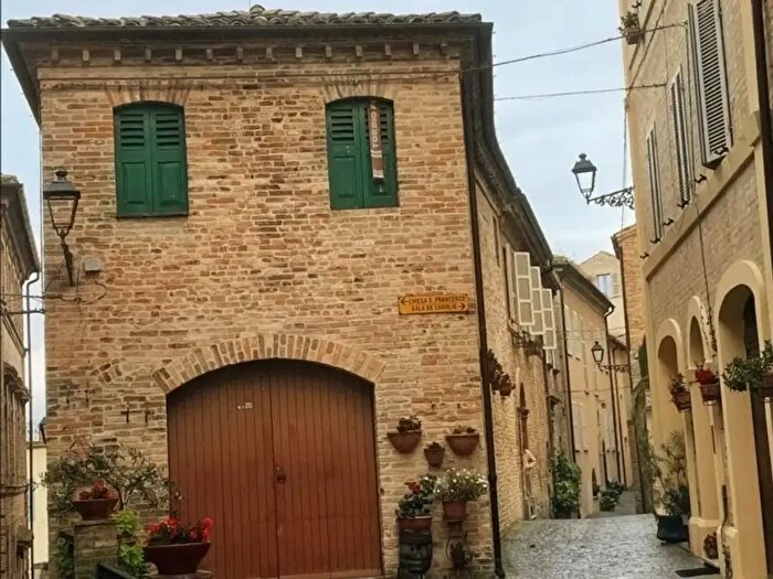 Casa con 6 locali in vendita in Via Ghibellina, Montefiore Dell'Aso