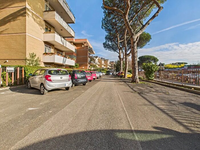 Appartamento con 5 locali in vendita in Via Cassia, Roma