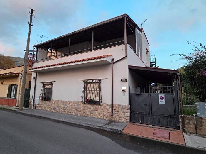 Casa quadrilocale in affitto in Via Saline, Mondello Valdesi, Palermo