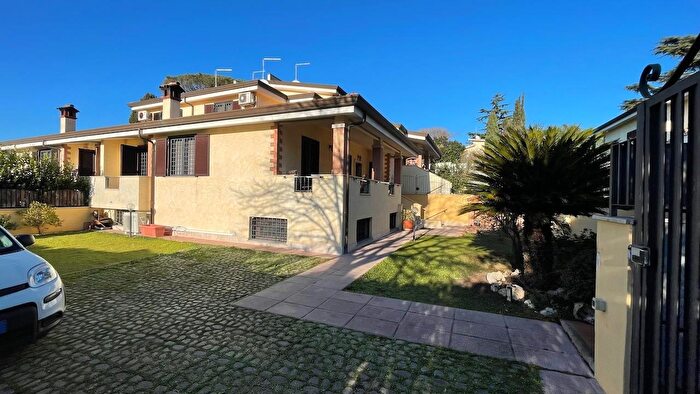 Casa con 6 locali in vendita in Fiumicino