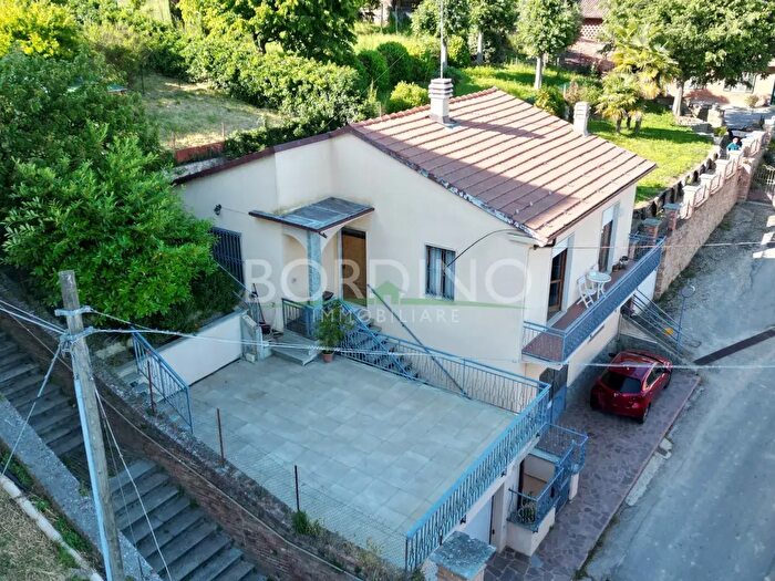 Casa quadrilocale in vendita in Via San Pietro Snc, Govone