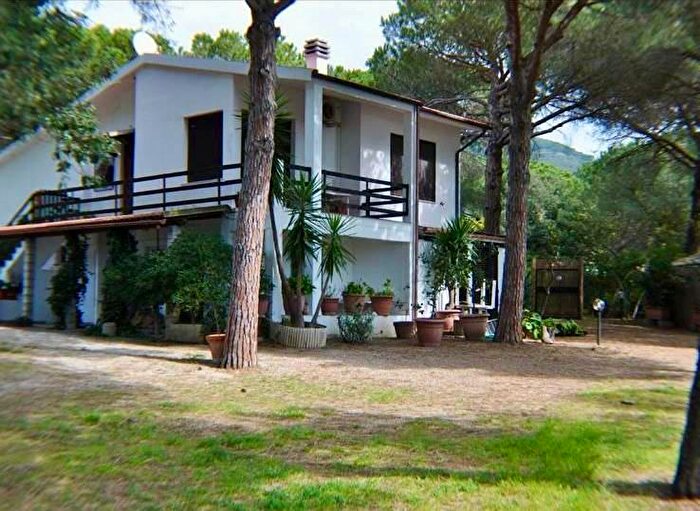 Casa con 8 locali in vendita in Capoliveri
