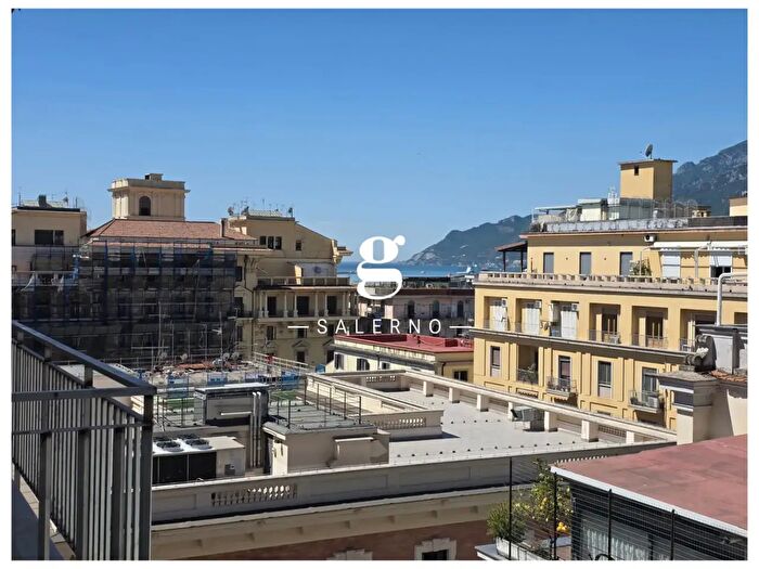 Appartamento con 9 locali in vendita in Corso Vittorio Emanuele, Salerno