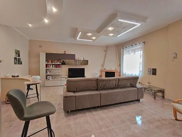 Appartamento con 5 locali in vendita in Via Michele Napoli, Solofra