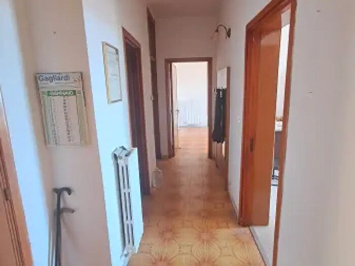 Appartamento trilocale in vendita in Via dei Bruzi, Pentone