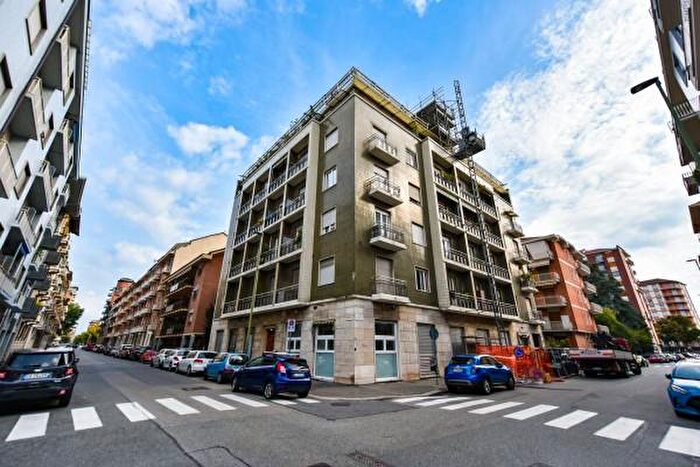Appartamento trilocale in vendita in Via Domodossola, Torino