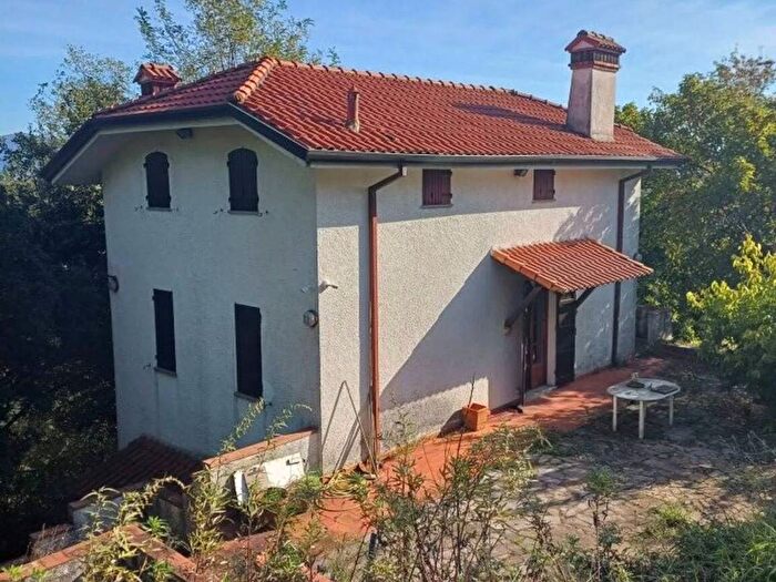 Casa con 6 locali in affitto in Via Bastia SNC, Vezzano Ligure