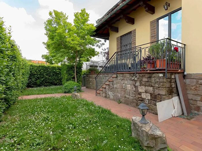 Casa con 10 locali in vendita in Via Enrico Fermi, Campi Bisenzio