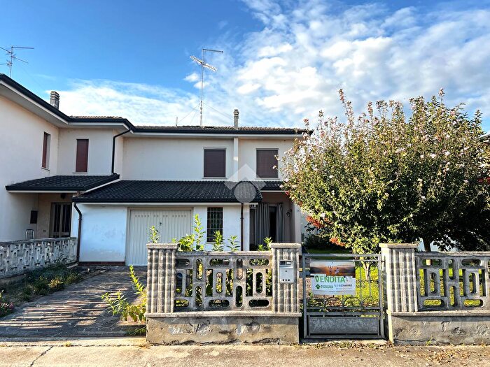 Casa quadrilocale in vendita in Via Camillo Benso di Cavour, Pegognaga