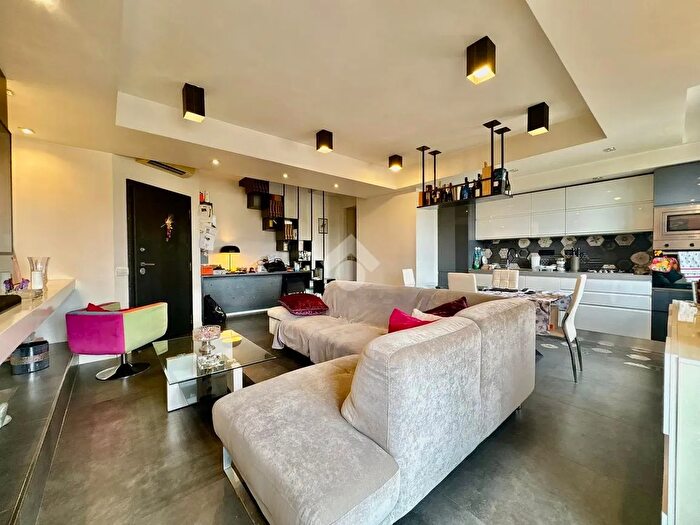 Appartamento trilocale in vendita in Via Mar della Cina, Roma