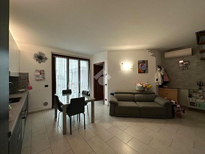 Appartamento trilocale in vendita in Via Orefici, Capriate San Gervasio