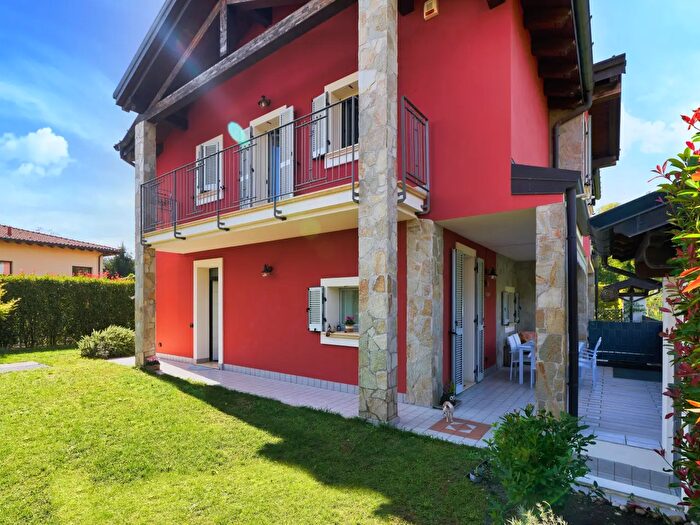 Appartamento quadrilocale in vendita in Via Elvezia, Cantello