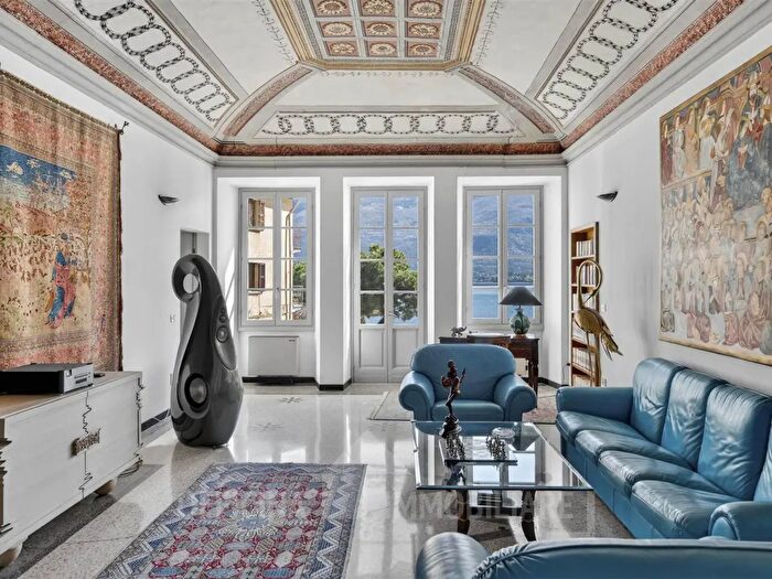 Appartamento quadrilocale in vendita in Piazza Ghislanzoni, Domaso