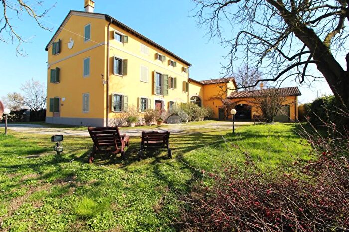 Casa con 10 locali in vendita in Via Roma, Bagnolo In Piano