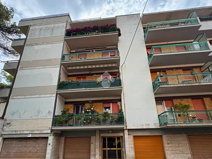Appartamento trilocale in vendita in Via Ostra, Ancona