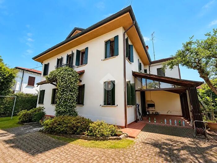 Casa quadrilocale in vendita in Via Monte Cengio, Venezia