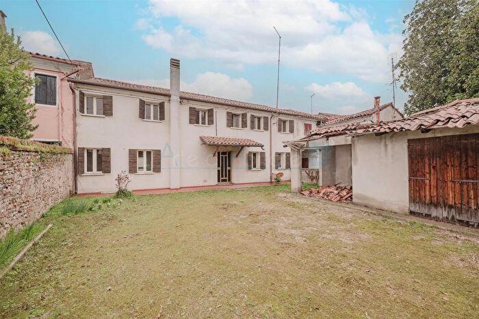 Casa con 8 locali in vendita in Via Marconi Morgano, Morgano