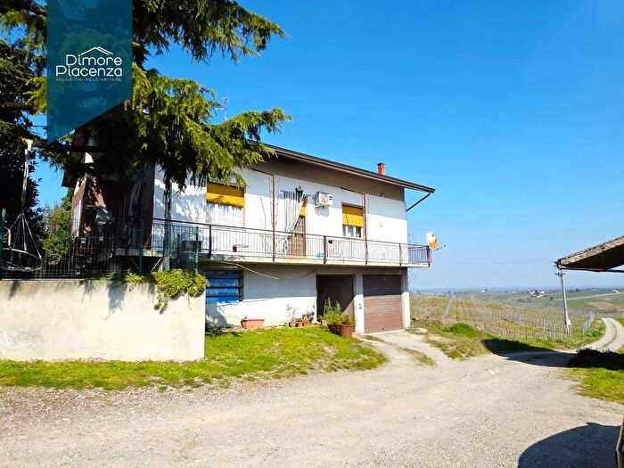 Casa con 6 locali in vendita in Località Montecucco, Ziano Piacentino