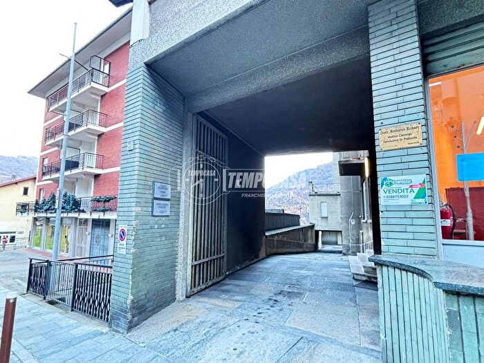 Appartamento con 5 locali in vendita in Via Emilio Chanoux, Chatillon