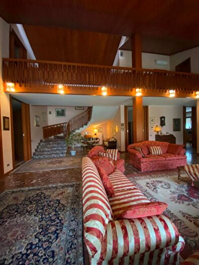 Casa con 5 locali in vendita in Guastalla