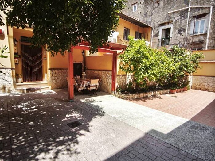 Casa con 6 locali in affitto in Via della Chiesa, Chiaiano, Napoli