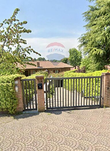 Casa con 10 locali in vendita in Via Garibaldi a, Sirtori