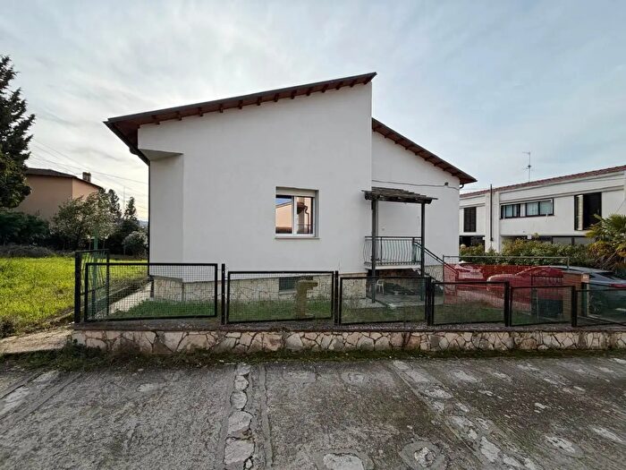 Casa con 7 locali in vendita in Via Campomicciolo, Terni