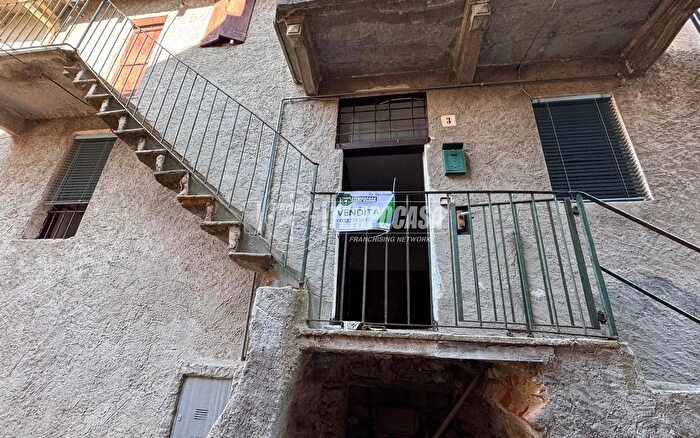 Appartamento bilocale in vendita in Via Girelli, Porto Valtravaglia