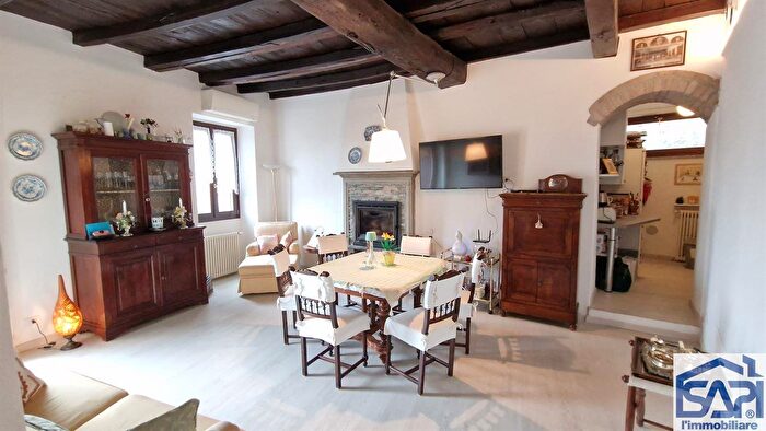 Appartamento trilocale in vendita in Via Corti, Erba