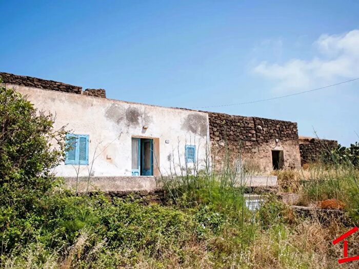 Casa con 5 locali in vendita in Via Scirafi Pantelleria, Pantelleria