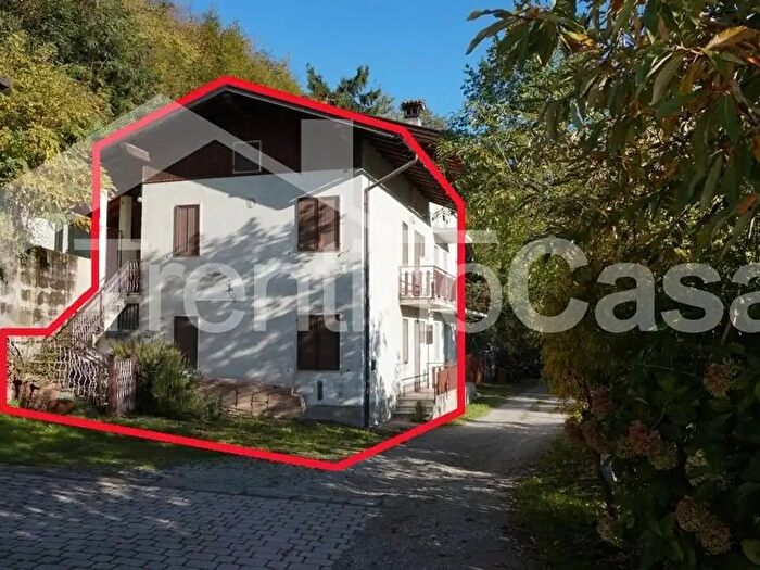 Appartamento con 6 locali in vendita in Località Castegnuda, Bagolino