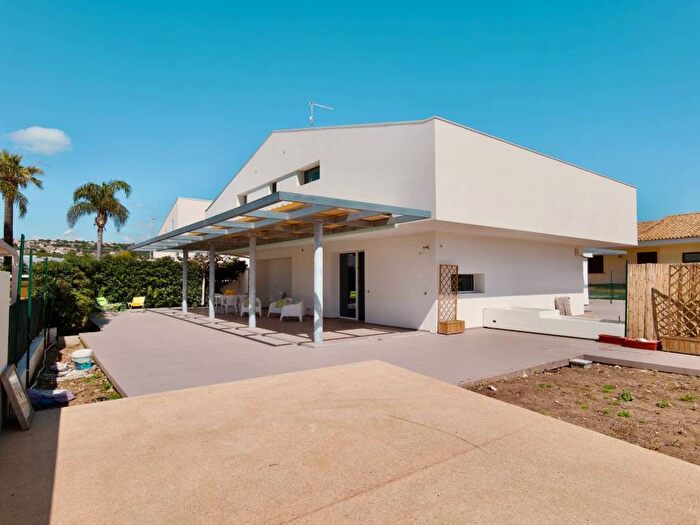 Casa quadrilocale in affitto in Via Portovenere, Marina di Ragusa Centro, Ragusa