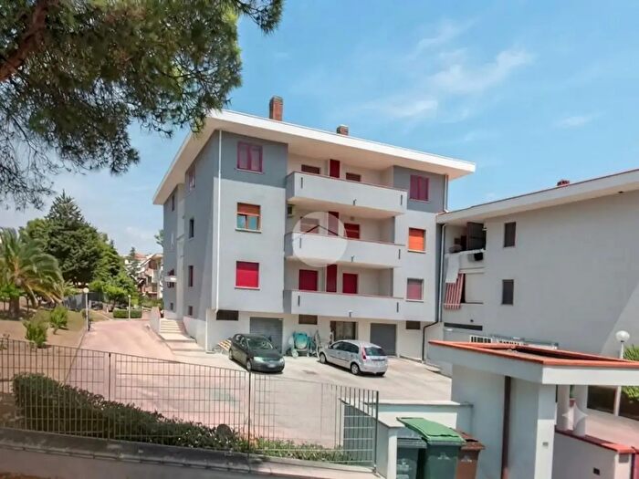 Appartamento con 5 locali in vendita in Via dei Garofani, Pineto