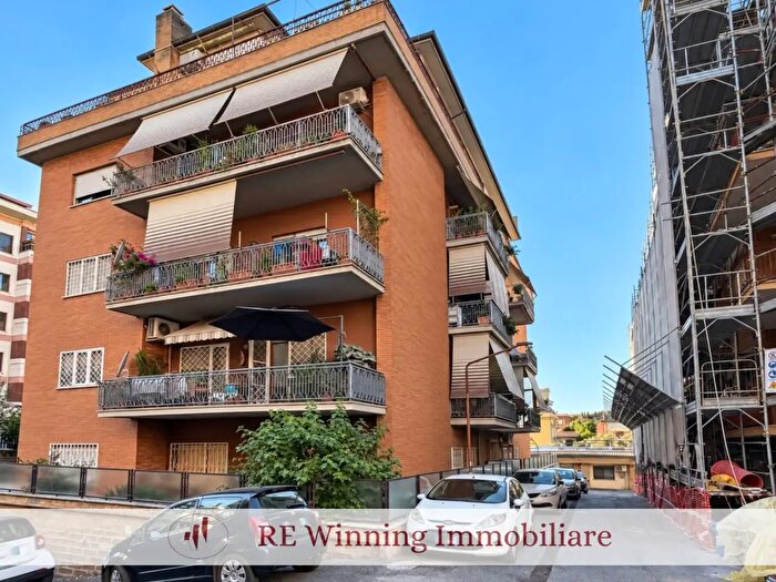 Appartamento trilocale in vendita in Via Francesco De Ficoroni, Roma