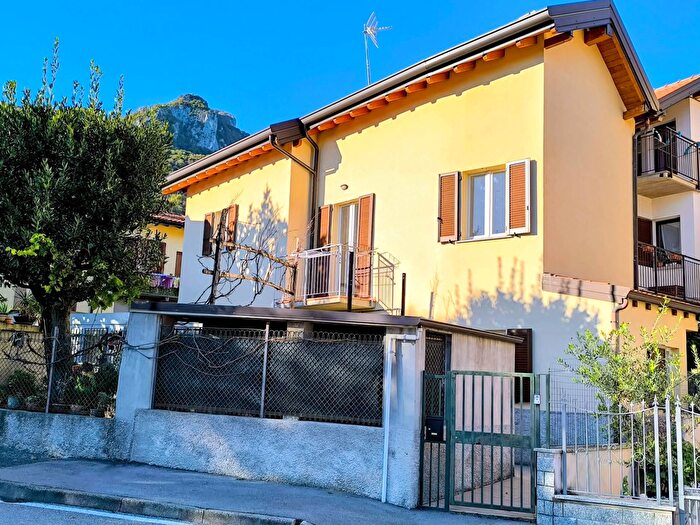 Casa trilocale in vendita in Via San Martino, Valmadrera