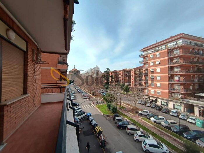 Appartamento trilocale in affitto in Viale Giulio Agricola, Appio Claudio Statuario, Roma