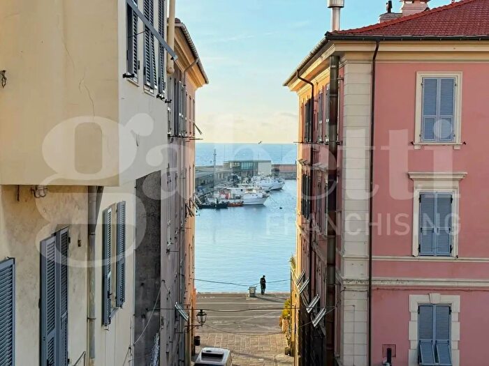 Appartamento quadrilocale in vendita in Via Maresca Snc, Imperia