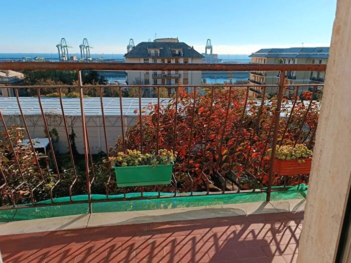 Appartamento trilocale in vendita in Salita Cappelloni, Genova