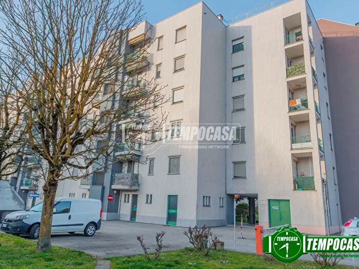 Appartamento trilocale in vendita in Via Lombardia, Lacchiarella