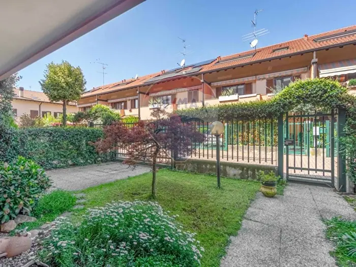 Casa con 5 locali in vendita in Via Santa Teresa del Bambin Gesú, Frati, Legnano