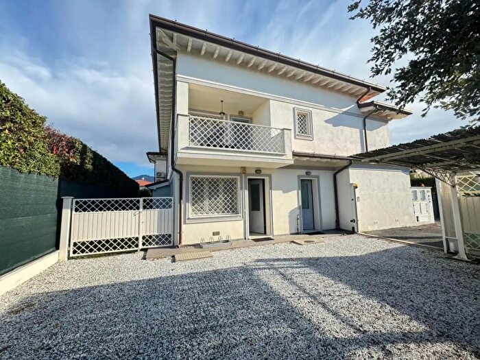 Appartamento con 6 locali in vendita in Forte Dei Marmi