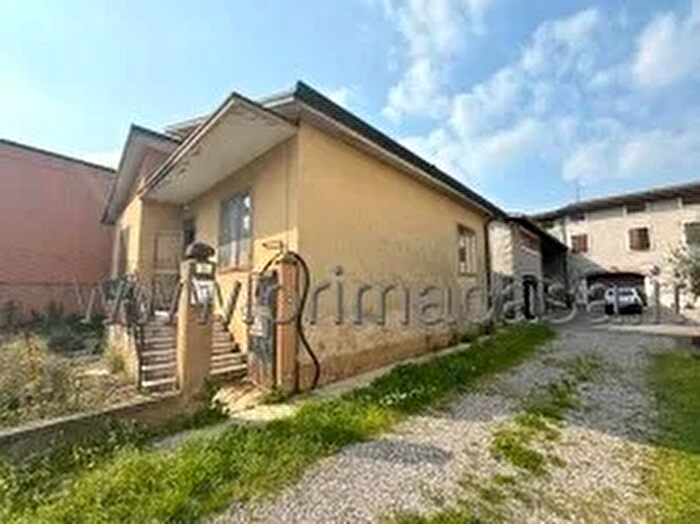 Casa trilocale in vendita in Via, Soave