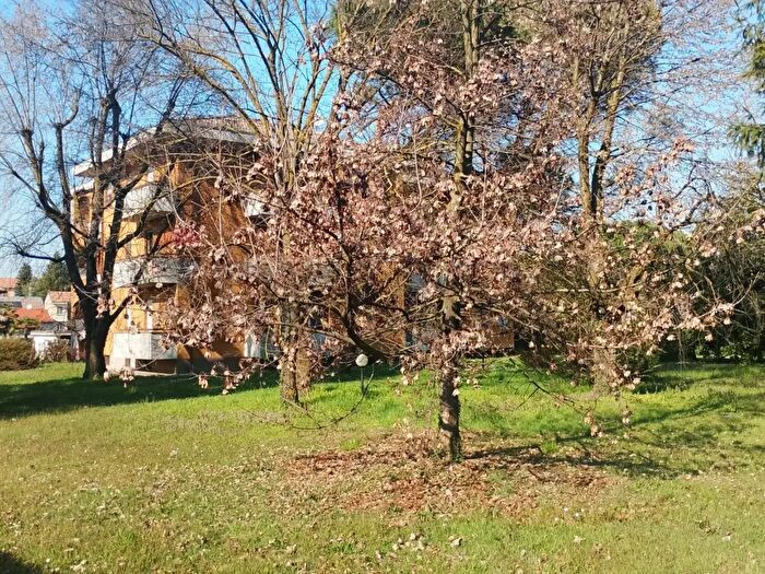 Appartamento trilocale in vendita in Via Montello, Casorate Sempione