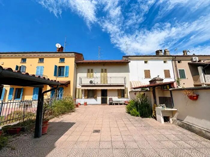 Casa quadrilocale in vendita in Strada Vecchia Morano, Casale Monferrato