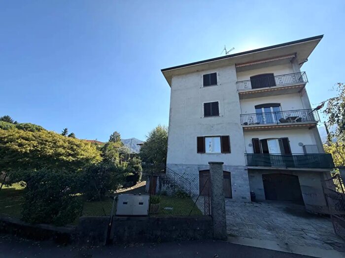 Casa con 16 locali in vendita in Via Marchirolo, Castelveccana