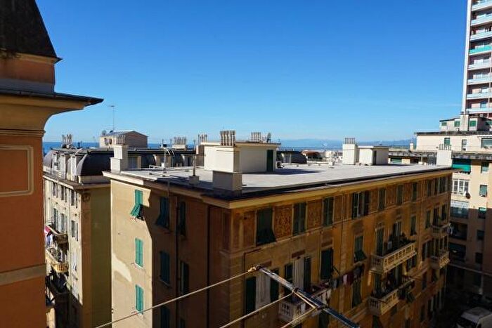 Appartamento trilocale in vendita in Via Giovanni Pascoli, Genova